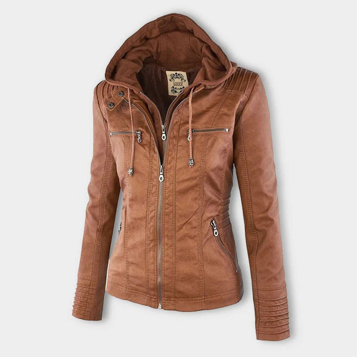 Détail de la capuche d'une veste cintrée femme, style urbain élégant. Confort et mode féminine.