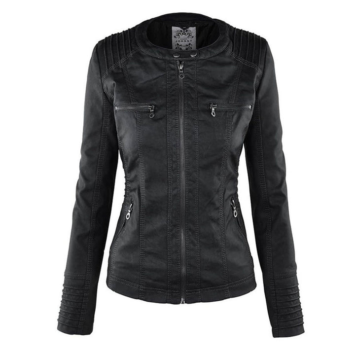 Femme portant veste cintrée à capuche avec jean. Style urbain élégant et moderne pour la mode féminine.