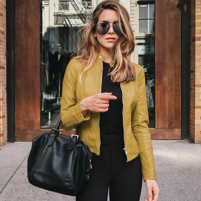 Veste élégante femme sans col, style moderne pour la superposition, idéale printemps/automne, chic et décontractée.