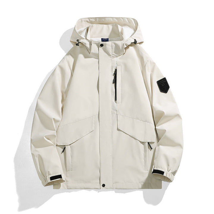 Cycliste portant une veste imperméable homme, parfaite pour le vélo sous la pluie et le vent.