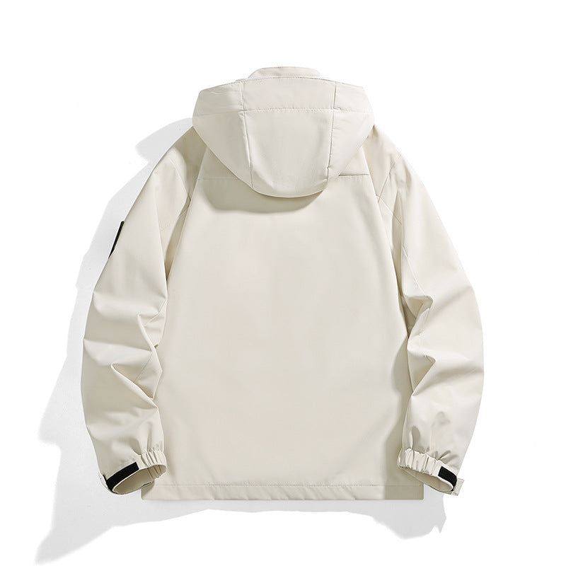 Veste imperméable homme pliée, légère et compacte, parfaite pour le sport et l'extérieur saisonnier.