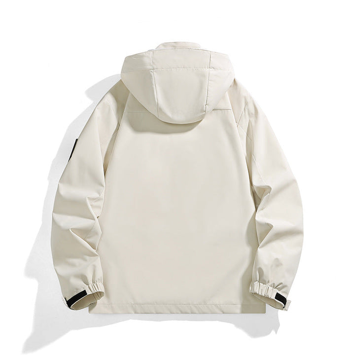 Veste imperméable homme pliée, légère et compacte, parfaite pour le sport et l'extérieur saisonnier.