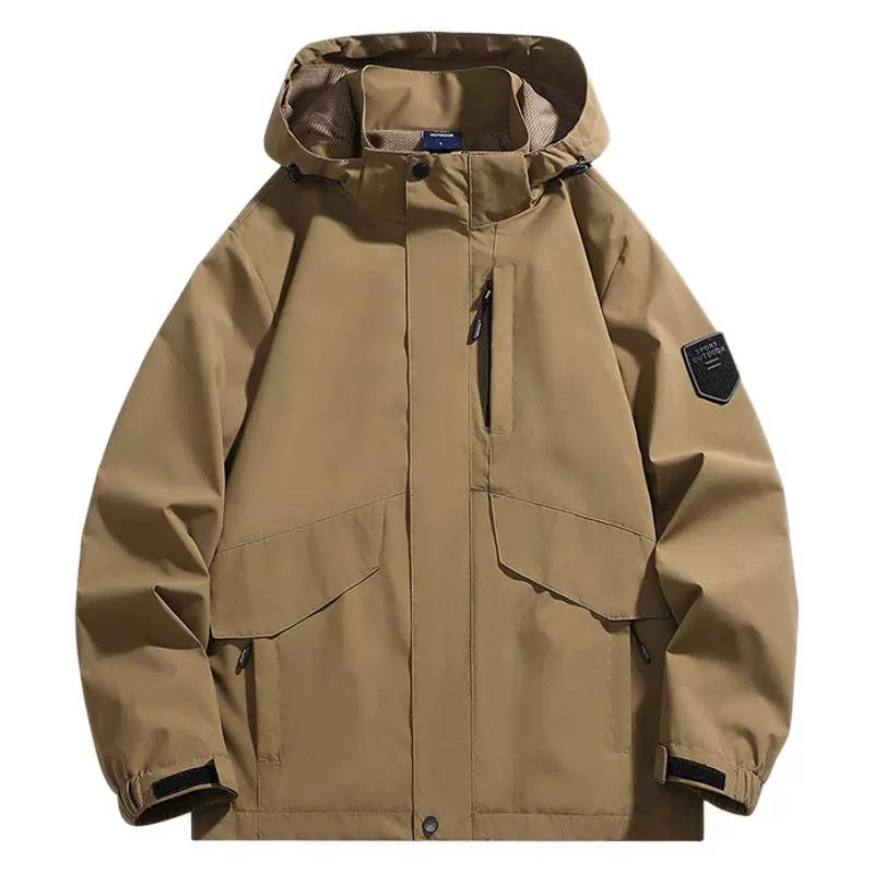 Dos de la veste imperméable homme avec capuche ajustable, offrant une protection maximale contre la pluie et le vent.