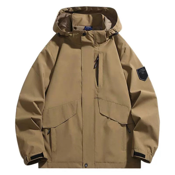 Dos de la veste imperméable homme avec capuche ajustable, offrant une protection maximale contre la pluie et le vent.
