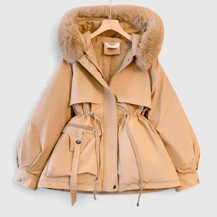 Veste matelassée femme à col montant, chaude et imperméable, assurant confort et protection contre le froid.