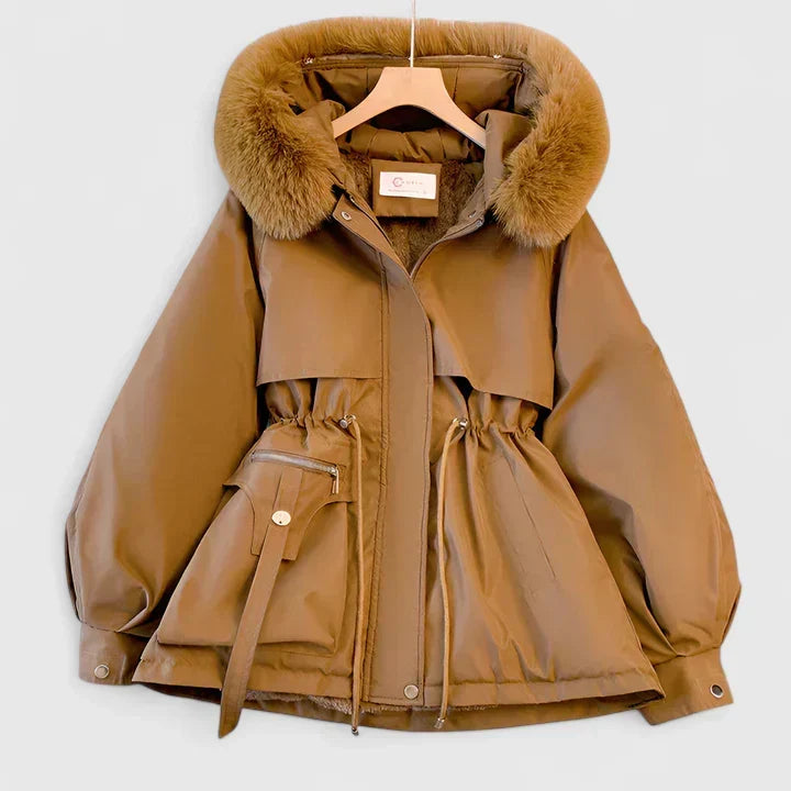 Veste matelassée femme pour l'hiver, chaude et imperméable, avec un col montant stylé. Protection optimale.
