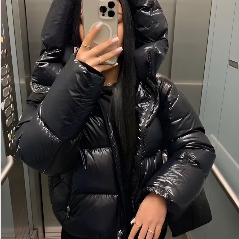 Veste matelassée femme légère et brillante, coupe slim. Doudoune chic pour un style urbain mode hiver.
