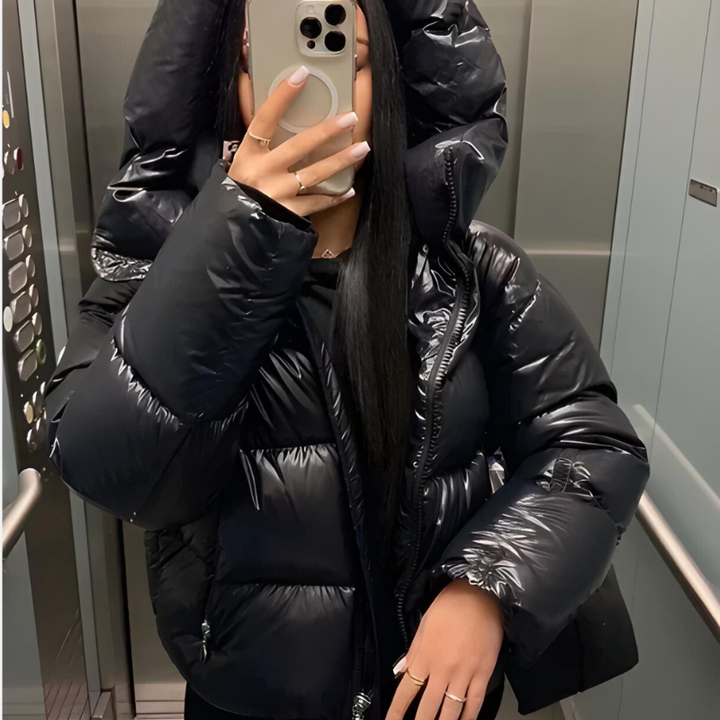 Veste matelassée femme légère et brillante, coupe slim. Doudoune chic pour un style urbain mode hiver.