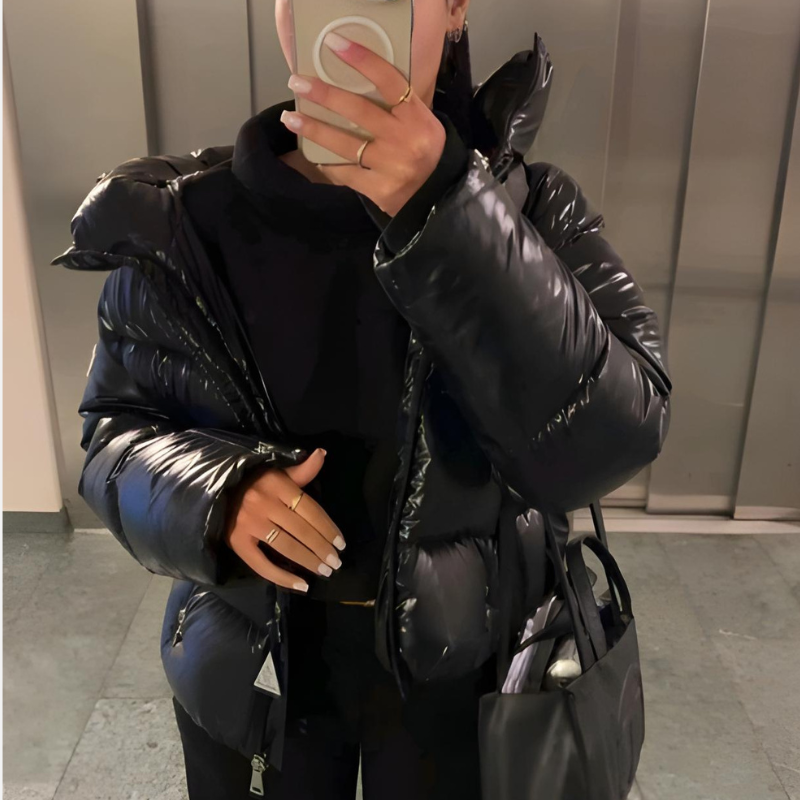 Tendance veste femme matelassée légère, coupe slim. Finition brillante pour un look chic et moderne. Parfaite pour l'hiver.
