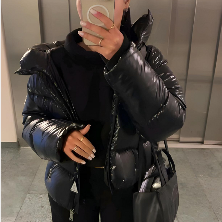 Tendance veste femme matelassée légère, coupe slim. Finition brillante pour un look chic et moderne. Parfaite pour l'hiver.