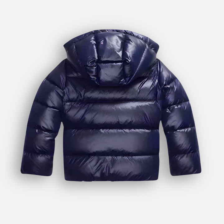Veste femme matelassée légère avec finition brillante, coupe slim moderne. Vêtement chic et tendance pour l'hiver.