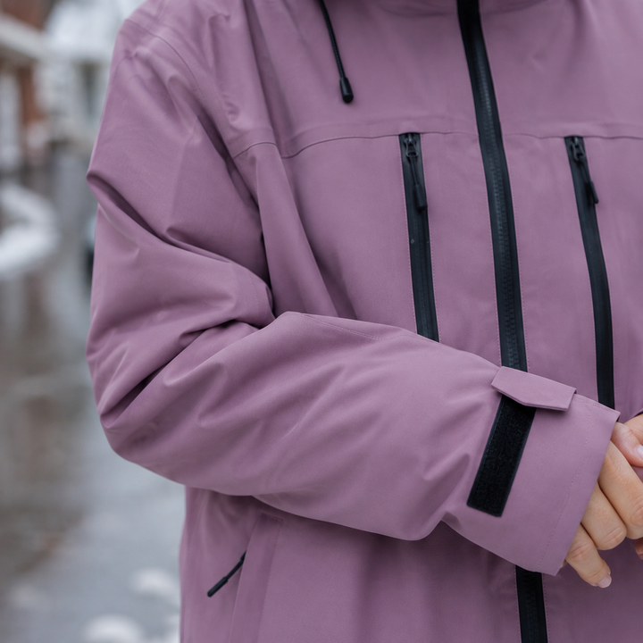 Veste coupe-vent unisexe pour la montagne, avec capuche. Idéale pour le ski et la randonnée hivernale.