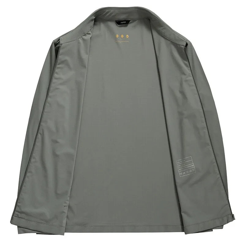 Veste homme technique, imperméable et légère pour rester au sec. Idéale pour le voyage, le sport et l'automne.