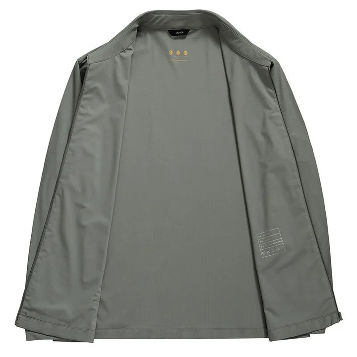 Veste homme technique, imperméable et légère pour rester au sec. Idéale pour le voyage, le sport et l'automne.