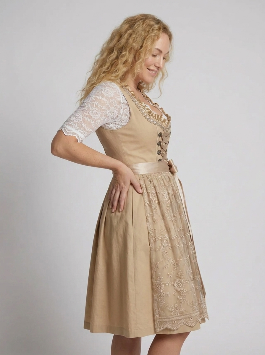 Tenue traditionnelle dirndl féminine, robe beige brodée avec tablier et lacets. Idéale pour un look élégant et chic.