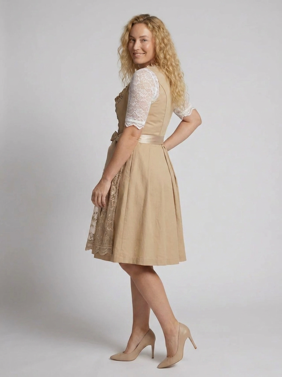 Dirndl femme chic beige, manches courtes, jupe genou, décolleté, broderies fines et lacets décoratifs. Style bavarois.