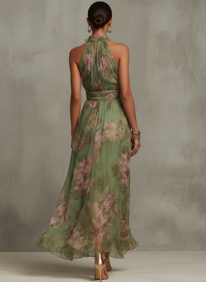Image d'une robe longue d'été à motif floral pour femmes, coupe fluide et col licou. Idéale pour un style casual chic.
