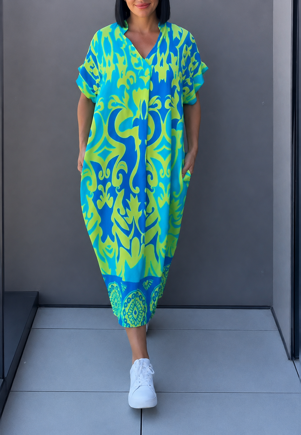Élégante robe midi femme fluide avec imprimé floral, col en V, et poches. Idéale pour une tenue décontractée chic.