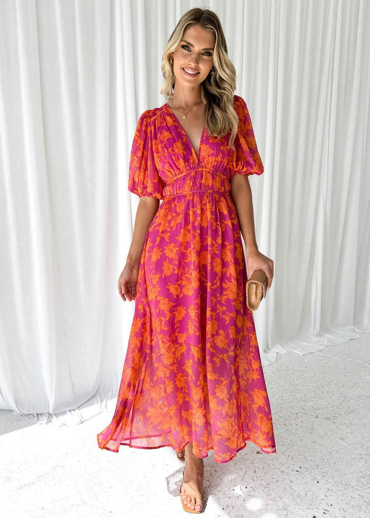 Chic robe midi fleurie pour femme, avec de jolies manches bouffantes, un col en V et un tissu léger, parfaite pour l'été.