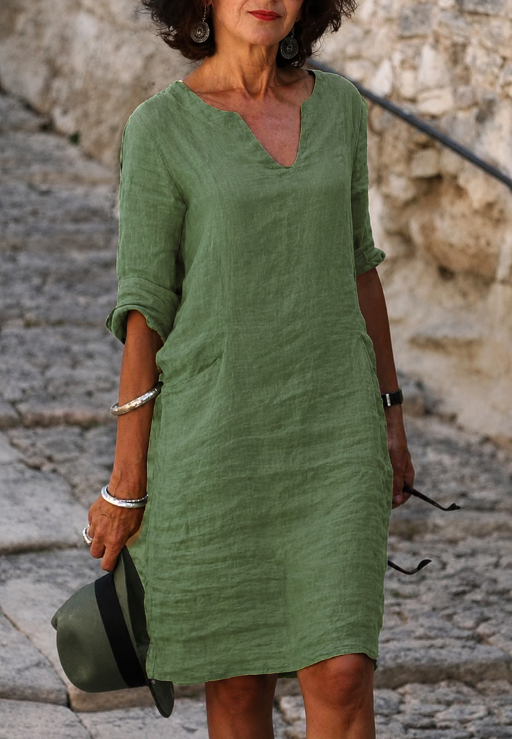 Robe décontractée femme, col V, manches 3/4, alliant confort et style pour toutes occasions.