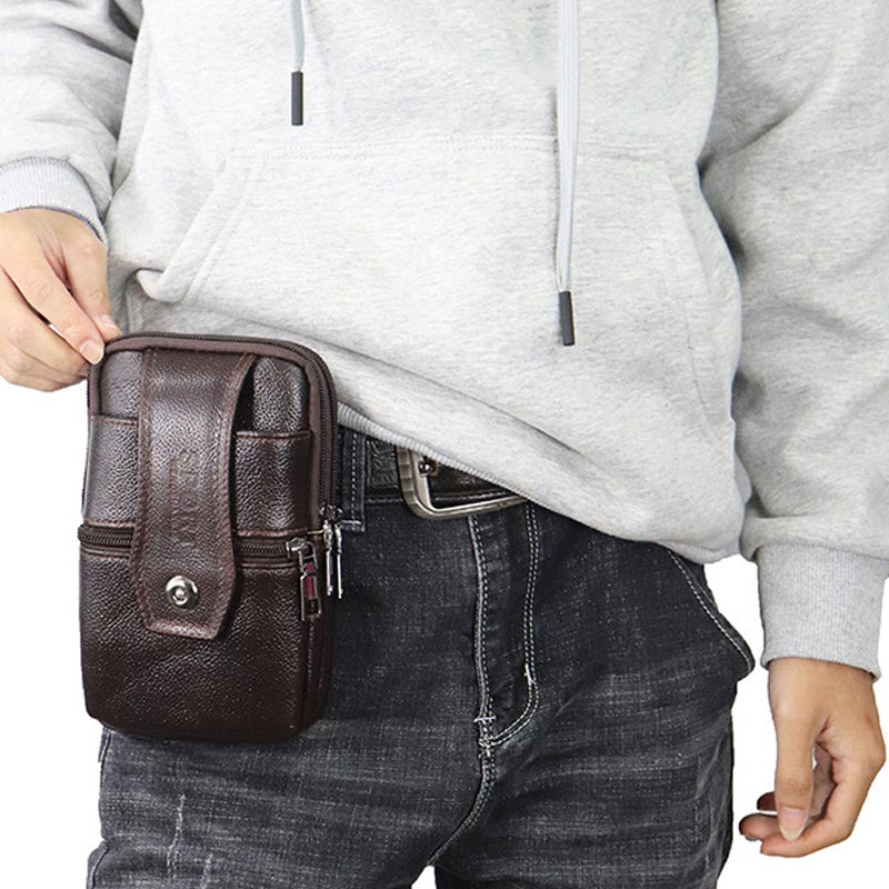 Sac ceinture homme vintage en cuir marron, parfait pour un look élégant et pratique au quotidien.
