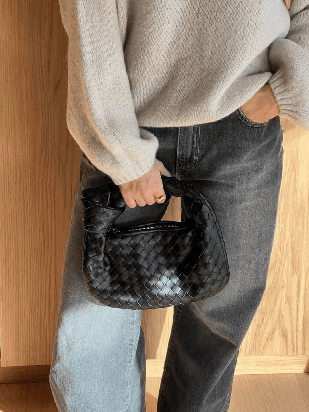 Sac à main tressé compact pour femme, design élégant, pratique et très stylé.