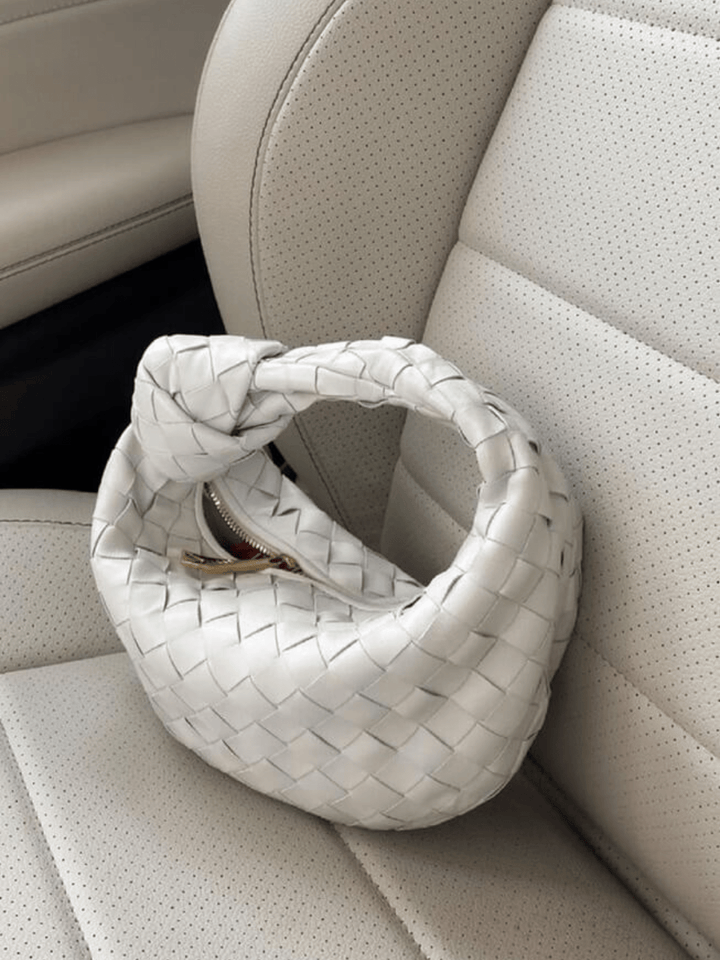 Sac soirée tressé pour femme, petit et élégant, parfait pour transporter l'essentiel.