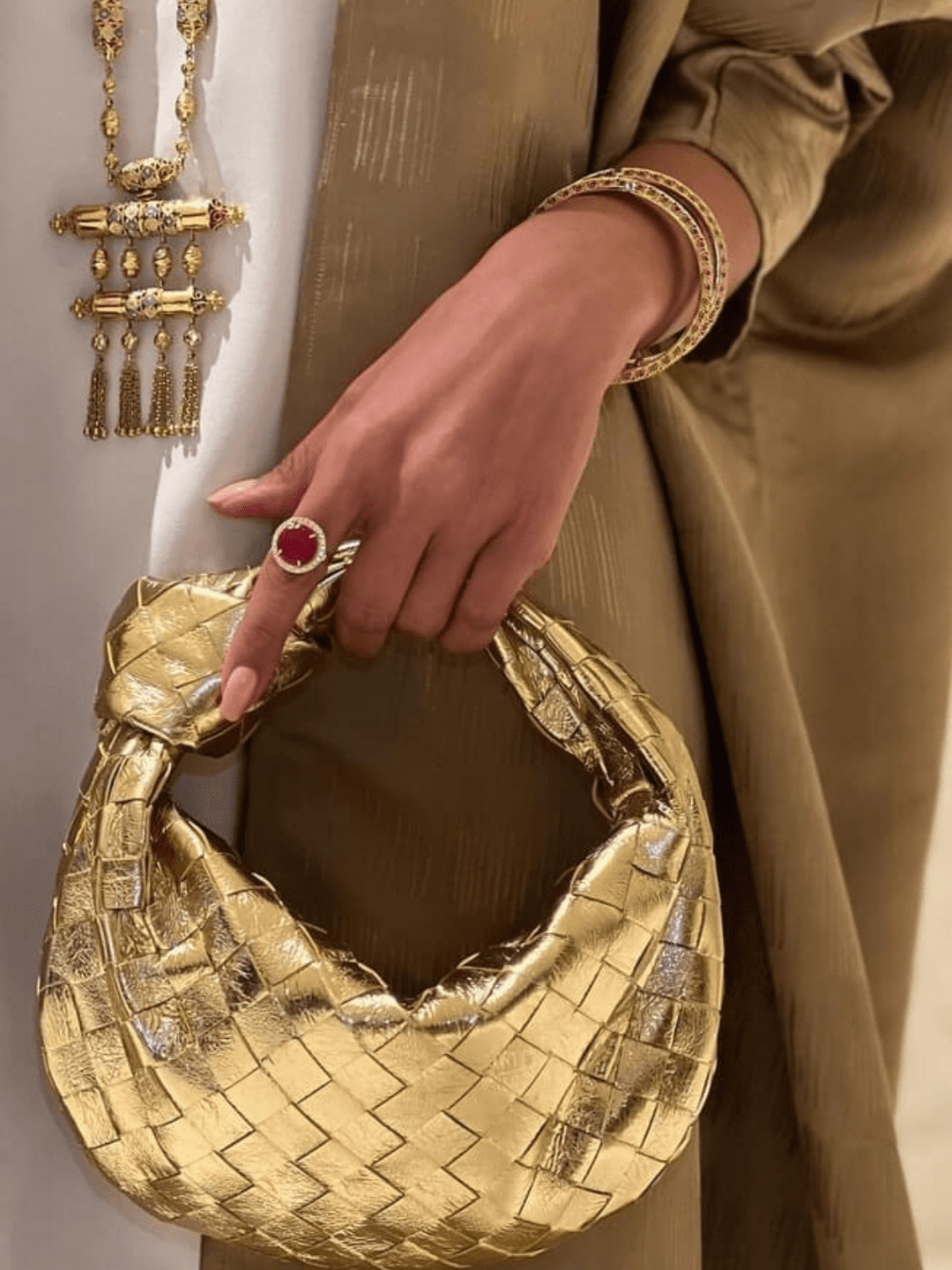 Mini sac à main tressé élégant pour femme, idéal pour la soirée ou une sortie chic.