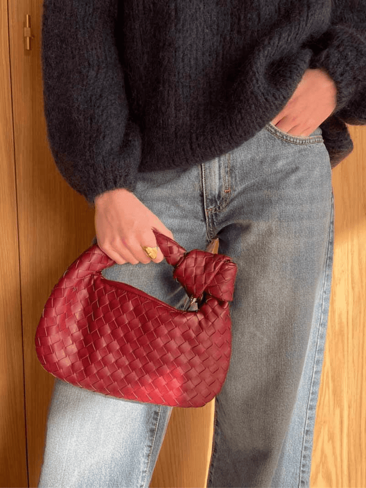Sac bandoulière tressé mode pour femme, format compact, un accessoire polyvalent et chic.