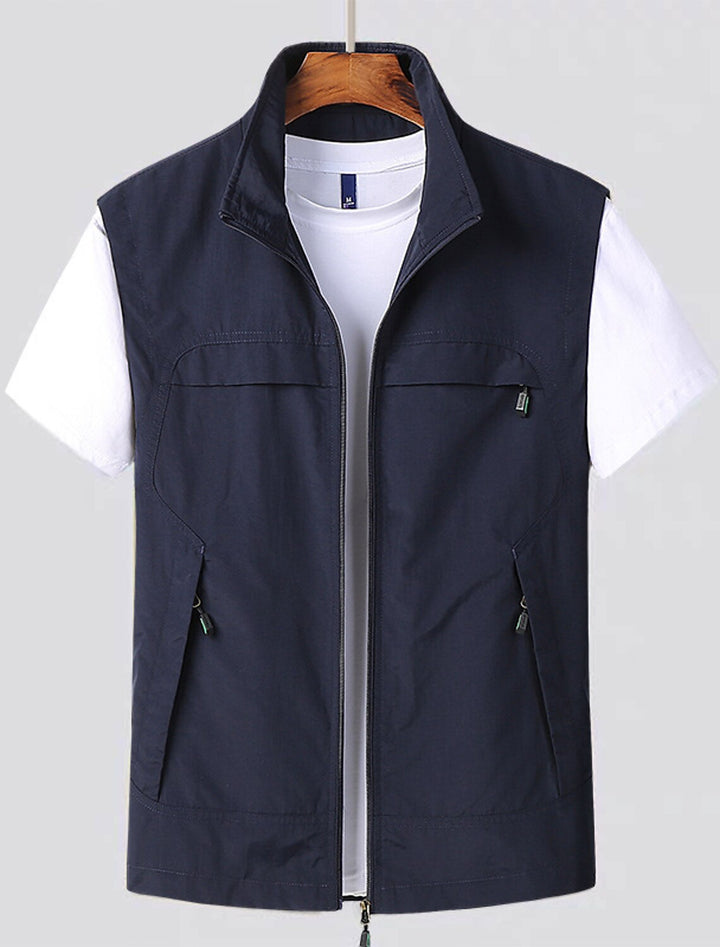 Gilet léger zippé homme multi-poches, idéal voyage & plein air comme la randonnée, très respirant et confortable.