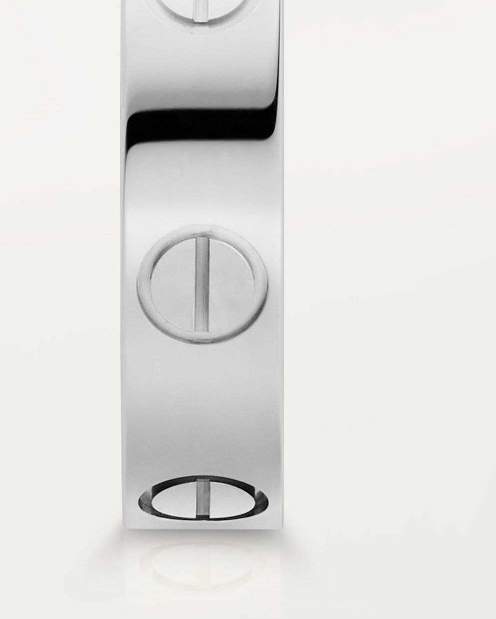 Bijou bague argent minimaliste moderne, accessoire élégant et résistant pour tous les styles.