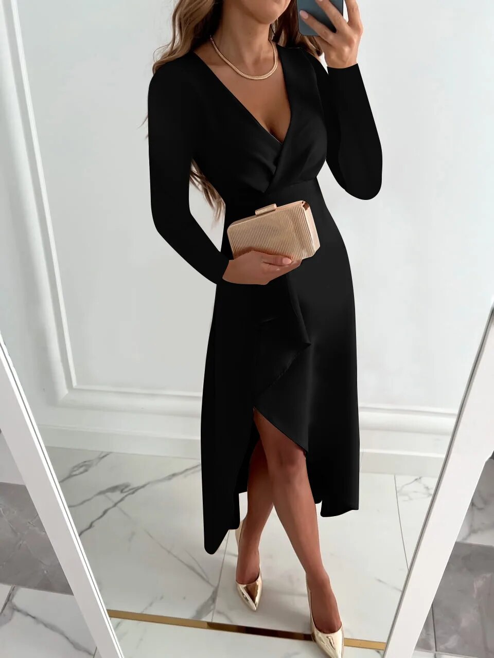 Robe chic femme noire, élégante et confortable, col V profond, manches longues fluides. Style moderne.