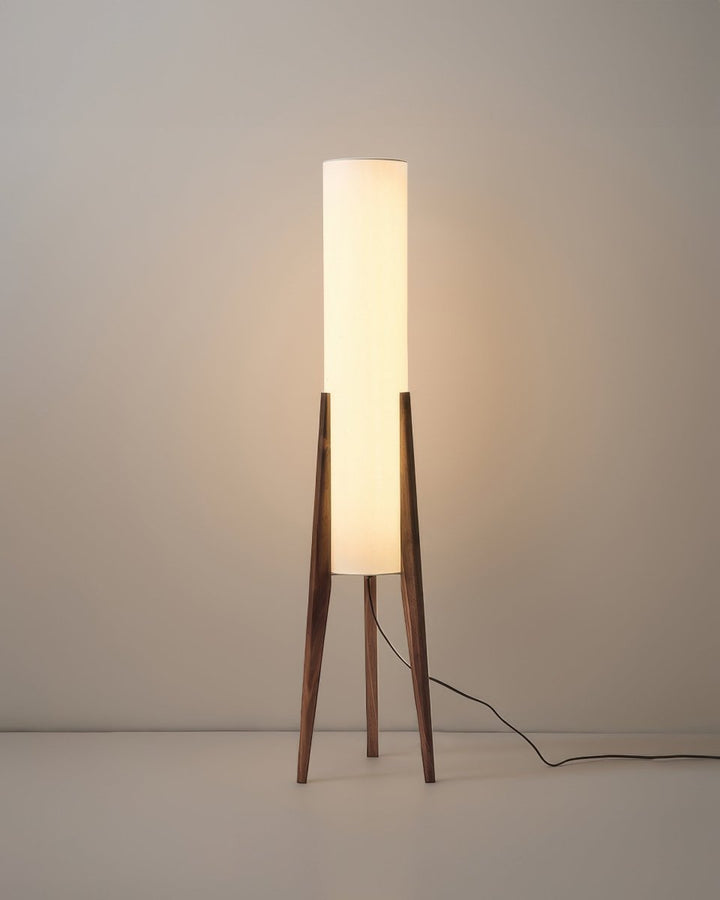 Lampe sur pied minimaliste en bois de noyer. Design pur pour éclairage d'ambiance de salon.