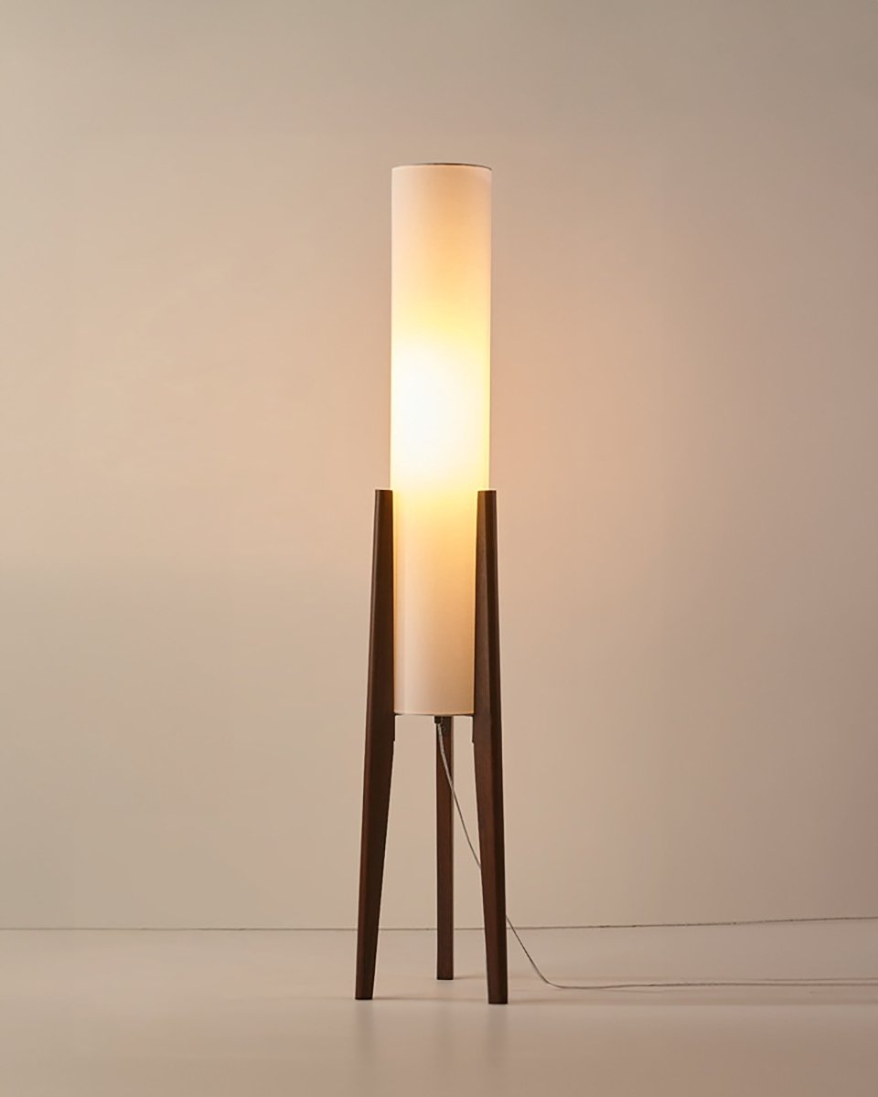 Lampe sur pied design en bois de noyer. Éclairage LED moderne et élégant pour salon.