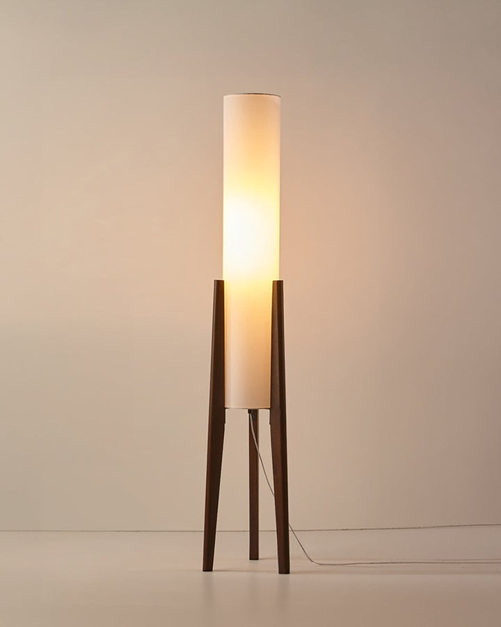 Lampe sur pied design en bois de noyer. Éclairage LED moderne et élégant pour salon.