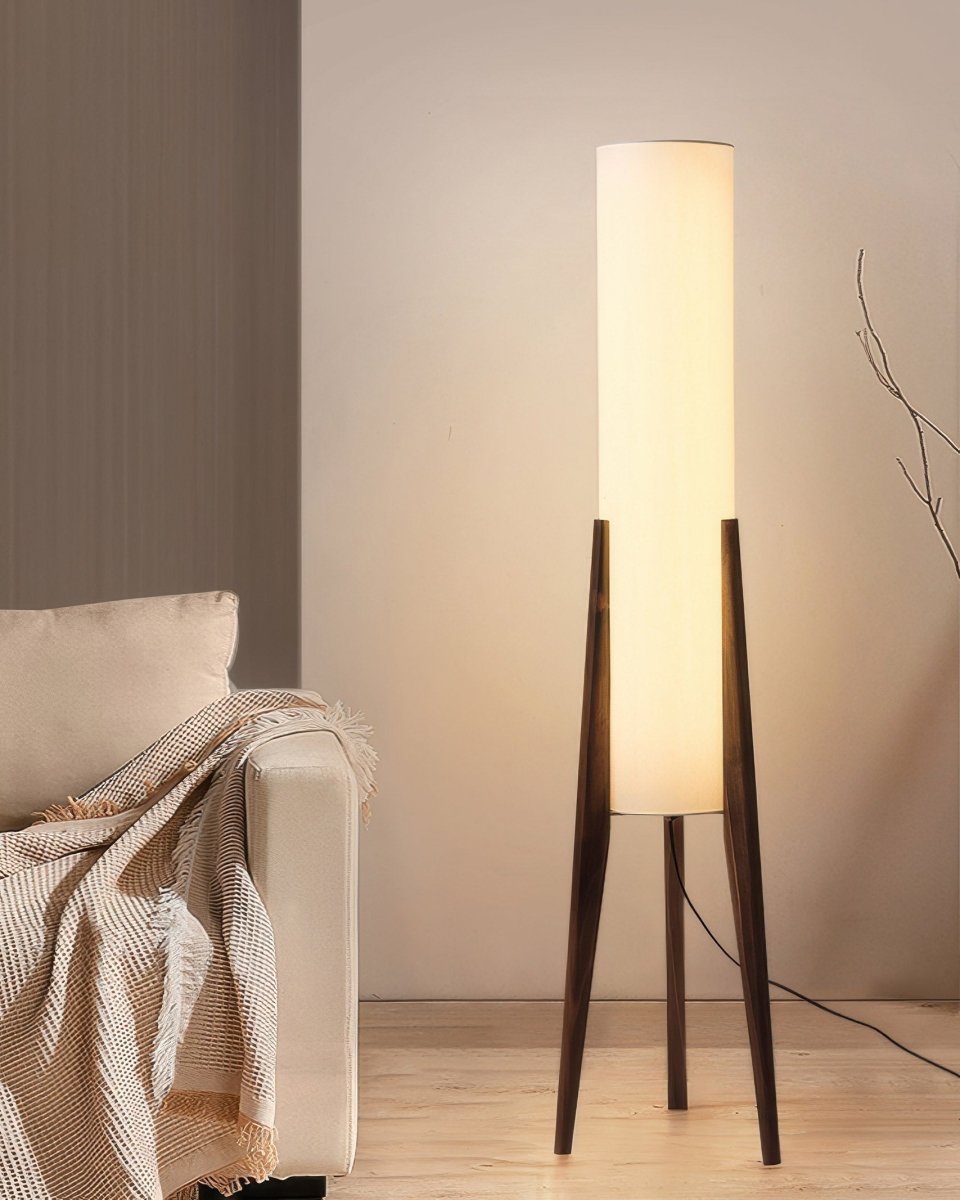 Lampadaire contemporain en bois de noyer. Luminaire de sol design pour une ambiance chaleureuse.
