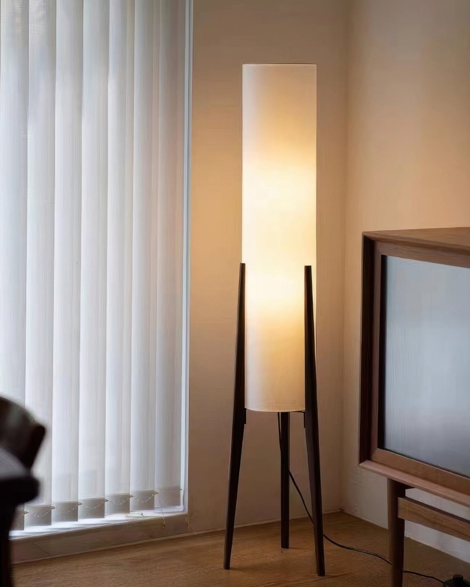 Luminaire sur pied design en bois de noyer. Apportez une touche d'élégance à votre salon.
