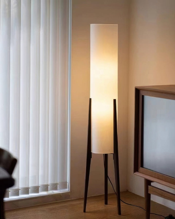 Luminaire sur pied design en bois de noyer. Apportez une touche d'élégance à votre salon.