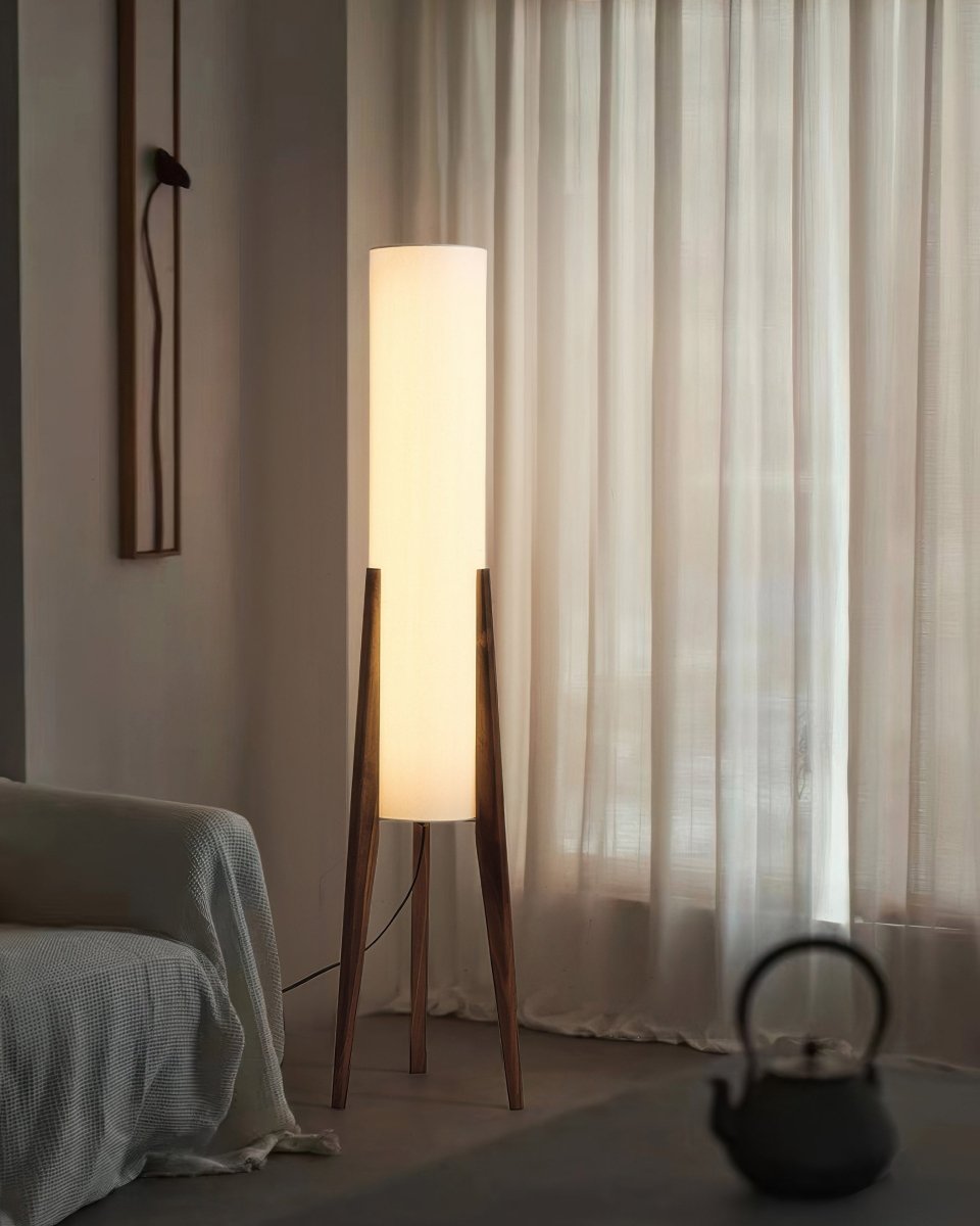Design unique de lampe sur pied en bois de noyer, parfait pour un salon chic et contemporain.