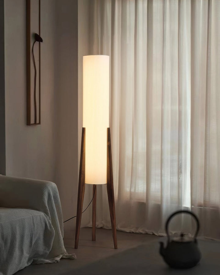 Design unique de lampe sur pied en bois de noyer, parfait pour un salon chic et contemporain.