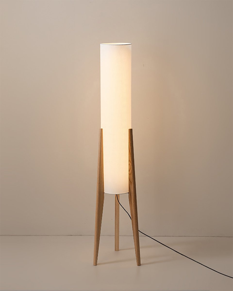 Grand lampadaire design en noyer. Éclairage décoratif d'intérieur pour un salon moderne et stylé.