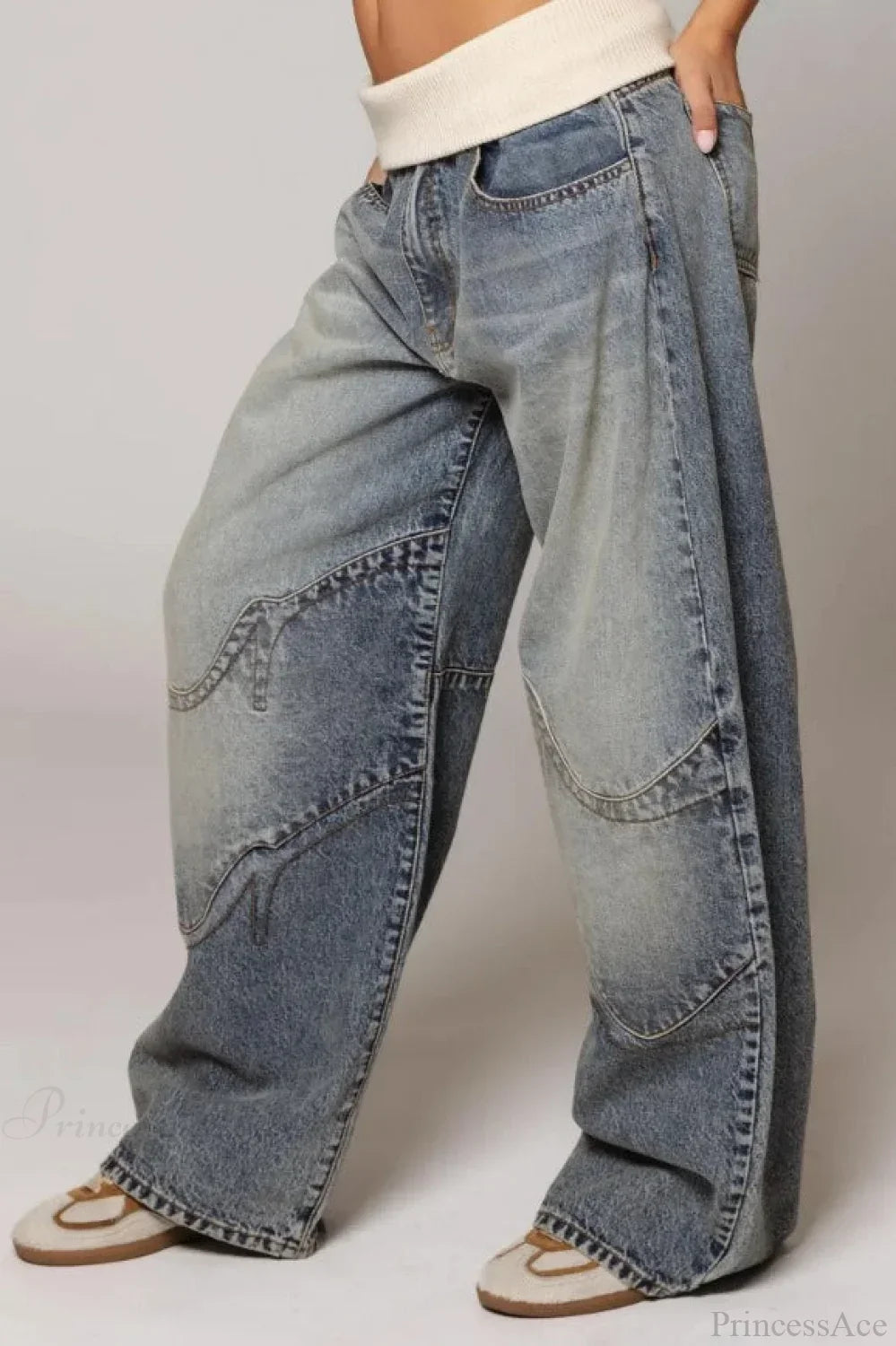 Pantalon jean femme denim bleu lavé, style vintage froissé, coupe large taille basse tendance.