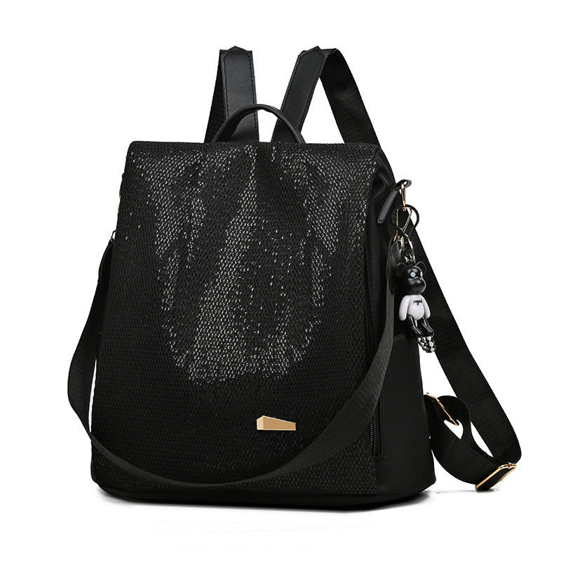 Femme portant un sac à dos anti-vol élégant, parfait pour le travail, les sorties urbaines ou les voyages sécurisés.