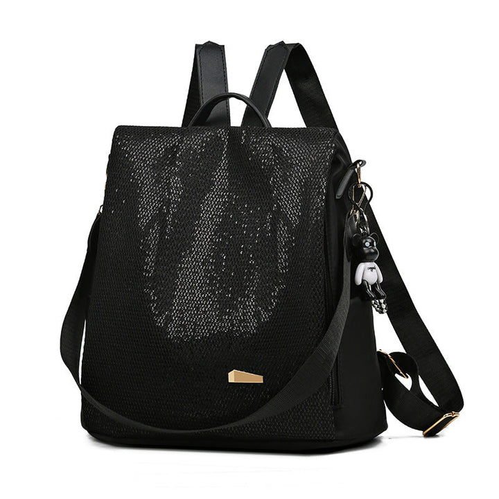 Femme portant un sac à dos anti-vol élégant, parfait pour le travail, les sorties urbaines ou les voyages sécurisés.