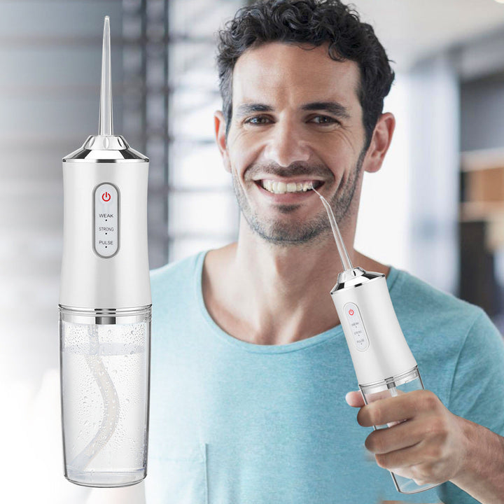 Irrigateur dentaire compact pour voyage. Nettoyage puissant des dents et soin des gencives, hygiène buccale facile.