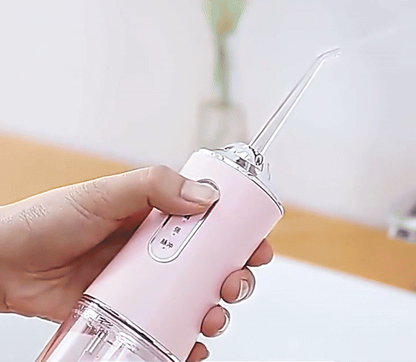Cet irrigateur dentaire de voyage garantit une hygiène buccale impeccable, des gencives saines et des dents propres.