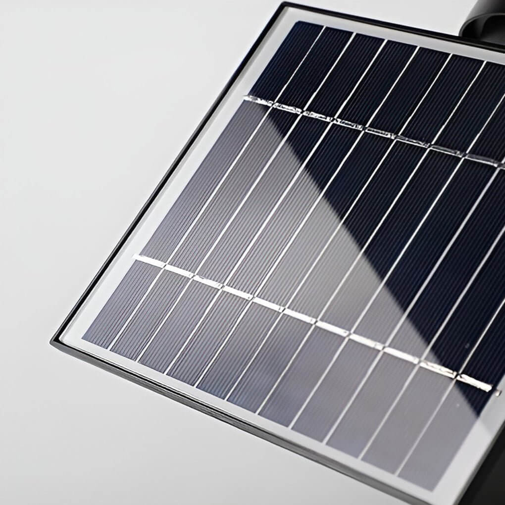 Spot solaire LED étanche sous la pluie, assurant un éclairage extérieur fiable et durable.