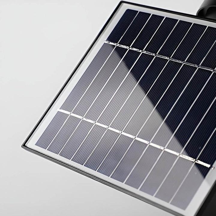 Spot solaire LED étanche sous la pluie, assurant un éclairage extérieur fiable et durable.