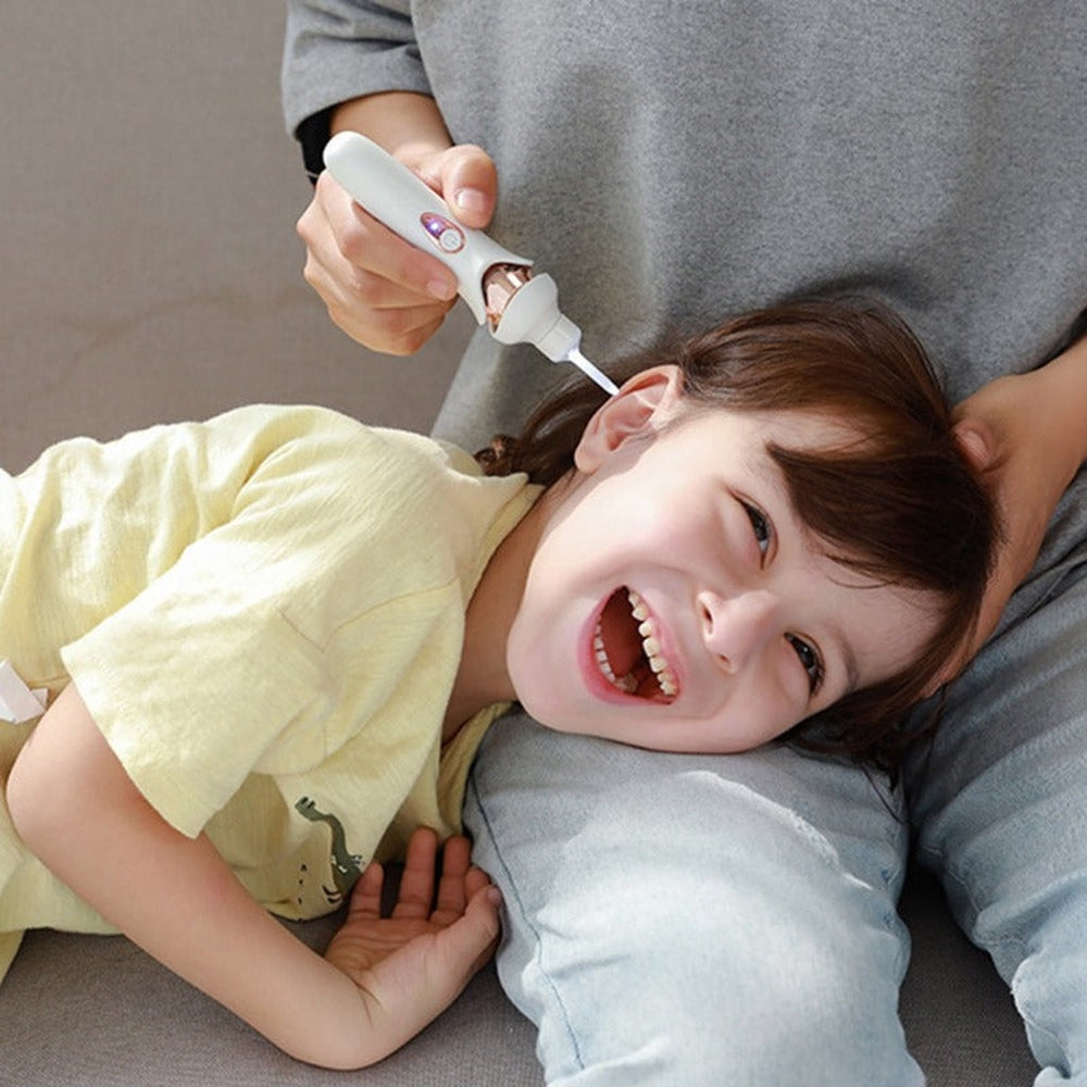 Famille utilisant l'aspirateur auriculaire doux pour un nettoyage des oreilles sûr et confortable, à la maison.