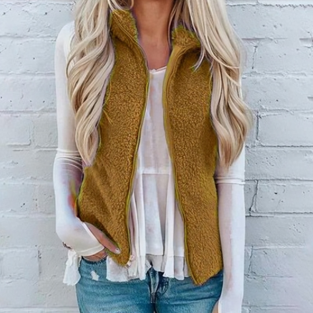 Détail du gilet zippé Caroli femme, mettant en avant la texture douce et la maille chaude. Parfait pour l'hiver.